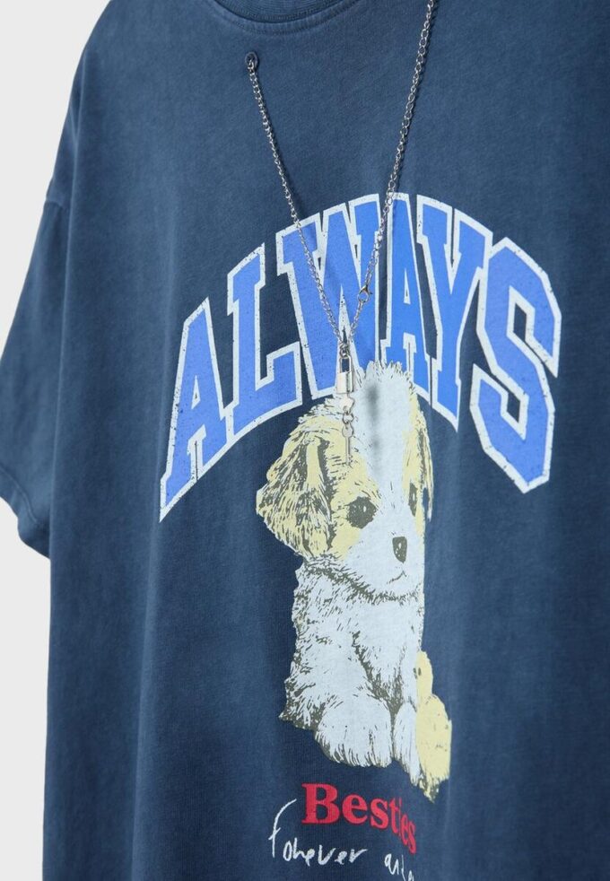 Kortærmet T-skjorte med grafikk og applikasjon