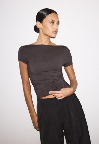 Kortærmet T-skjorte med rynk på siden