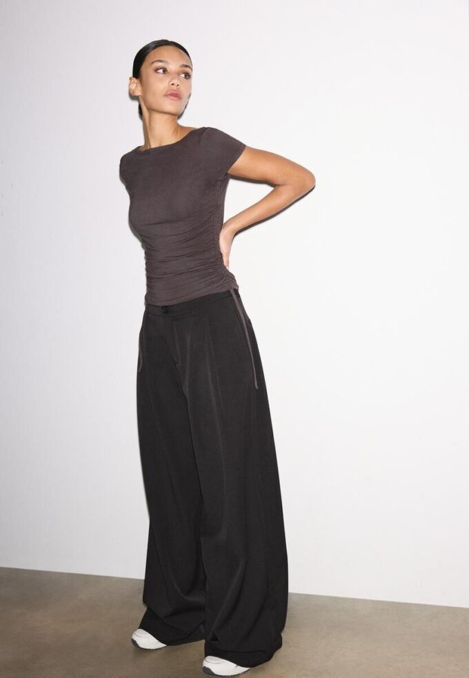 Kortærmet T-skjorte med rynk på siden