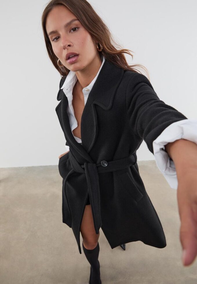 Kåpe med filtstruktur og belte