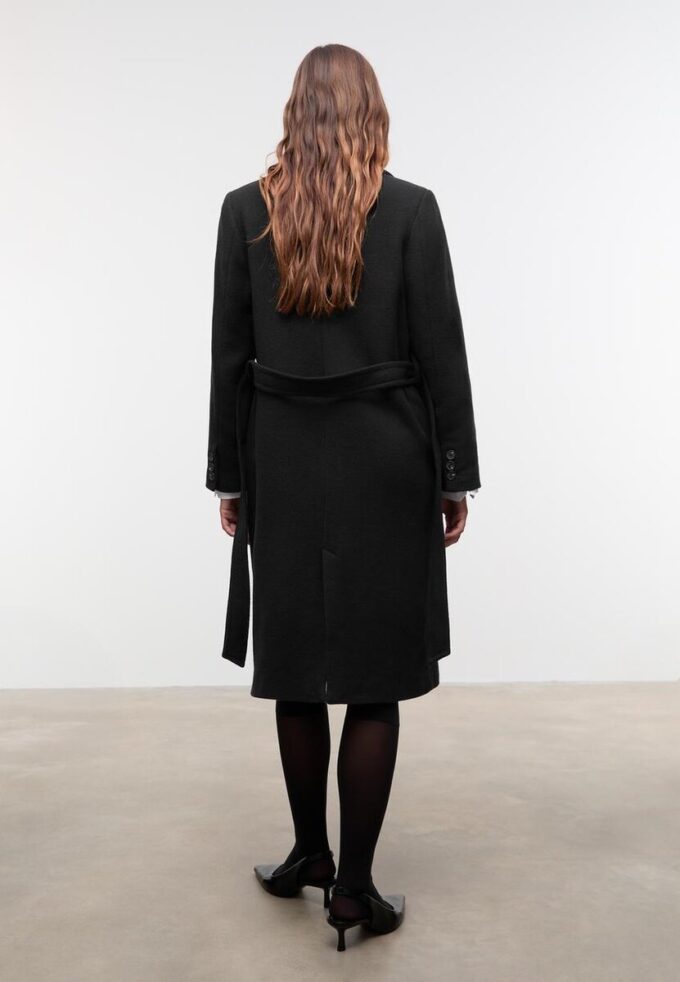 Kåpe med filtstruktur og belte