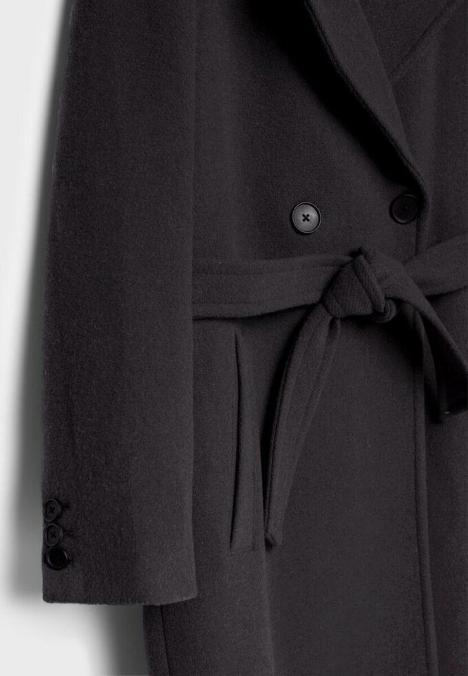 Kåpe med filtstruktur og belte