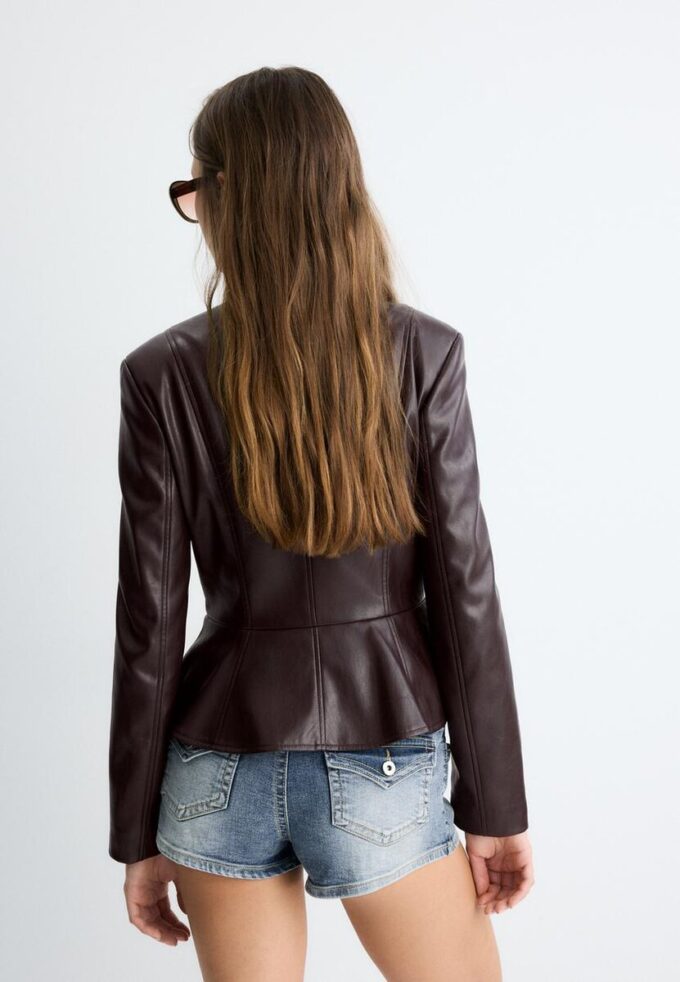 Kragefri blazer med peplum i skinnlook