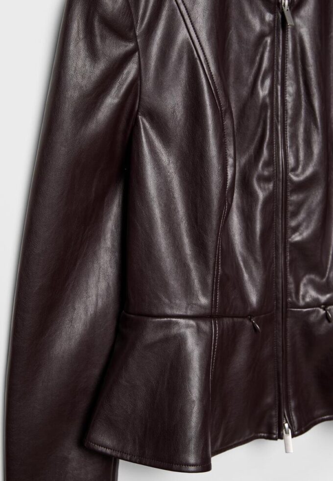 Kragefri blazer med peplum i skinnlook