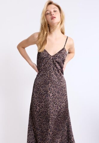 Lang, flytende satenkjole