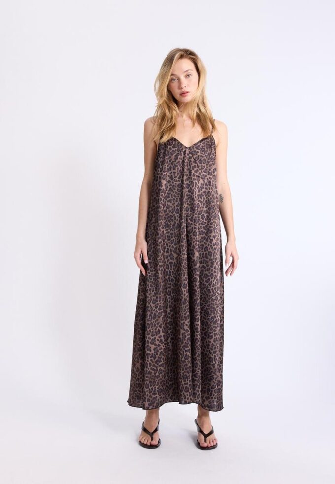 Lang, flytende satenkjole