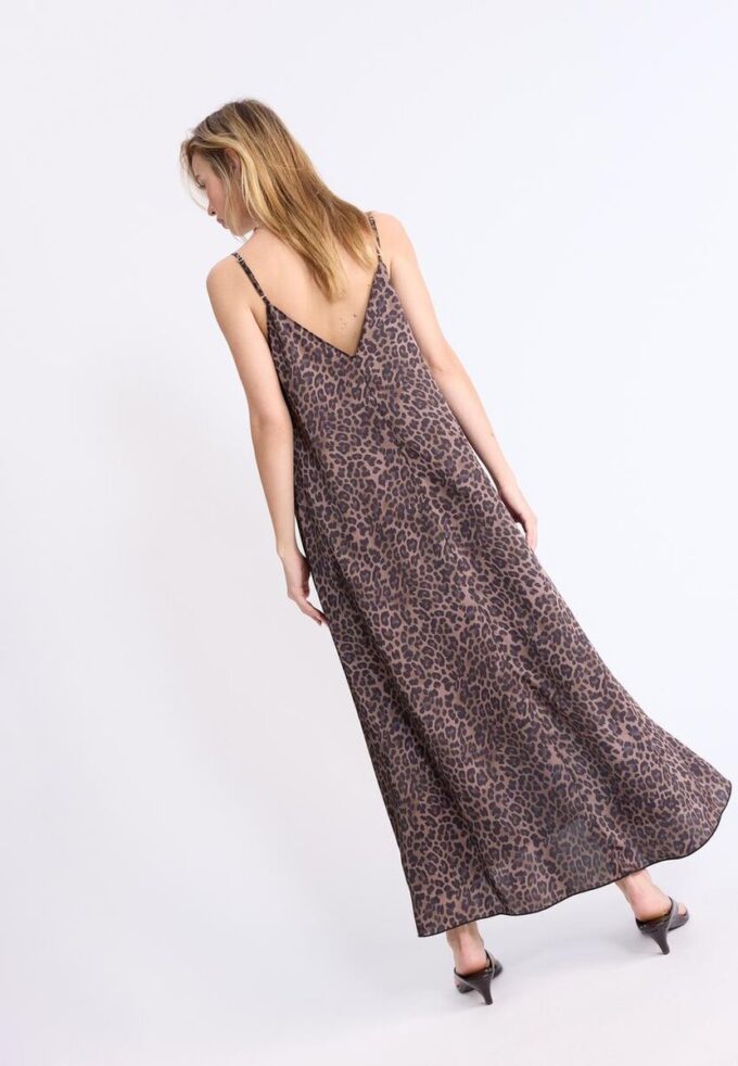 Lang, flytende satenkjole