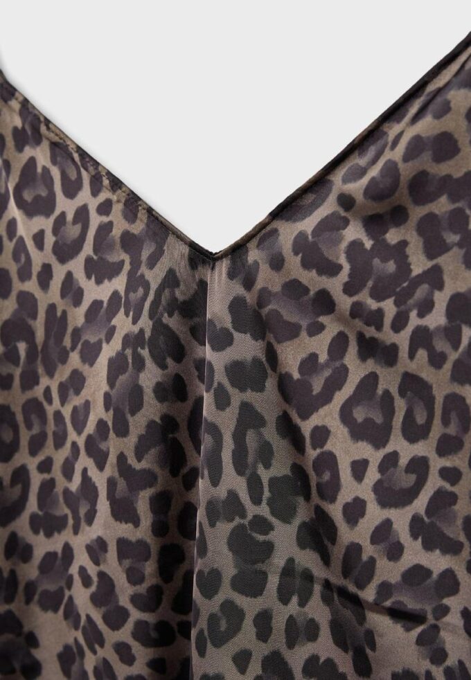 Lang, flytende satenkjole