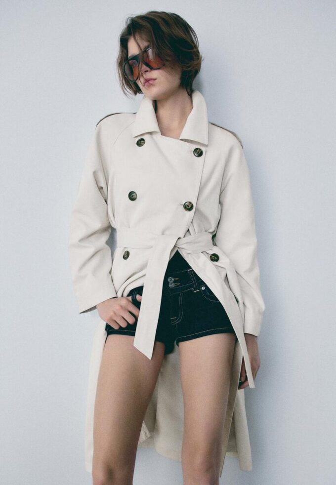 Lang, flytende trenchcoat