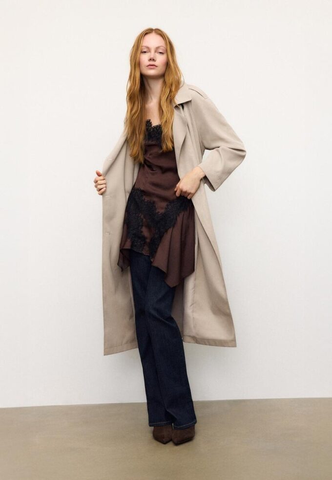 Lang, flytende trenchcoat