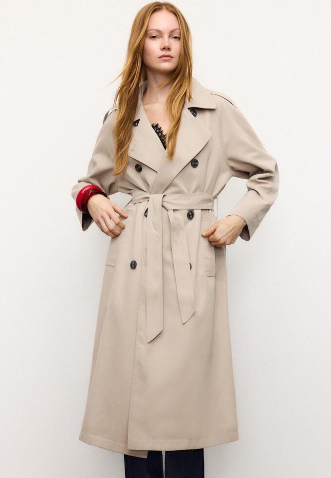Lang, flytende trenchcoat