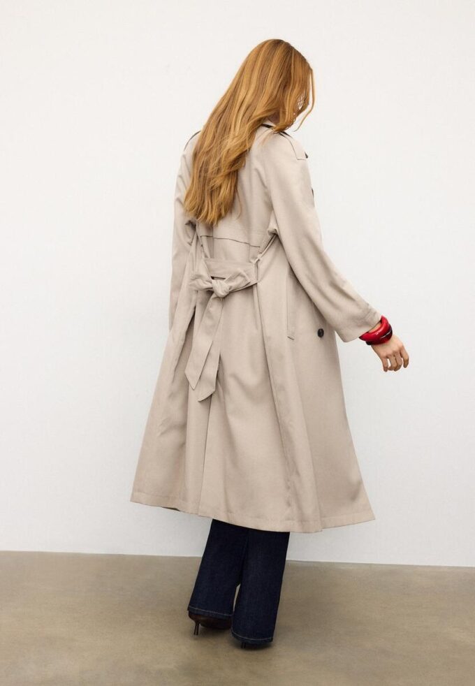 Lang, flytende trenchcoat