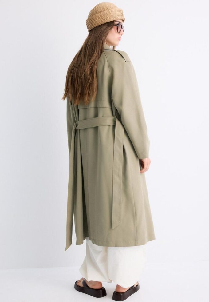 Lang, flytende trenchcoat