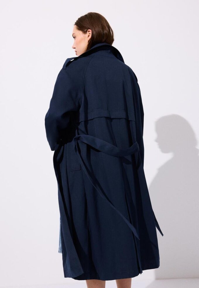 Lang, flytende trenchcoat