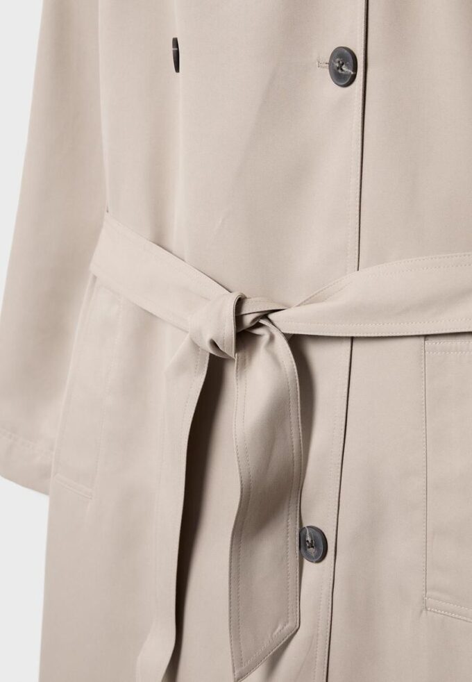 Lang, flytende trenchcoat