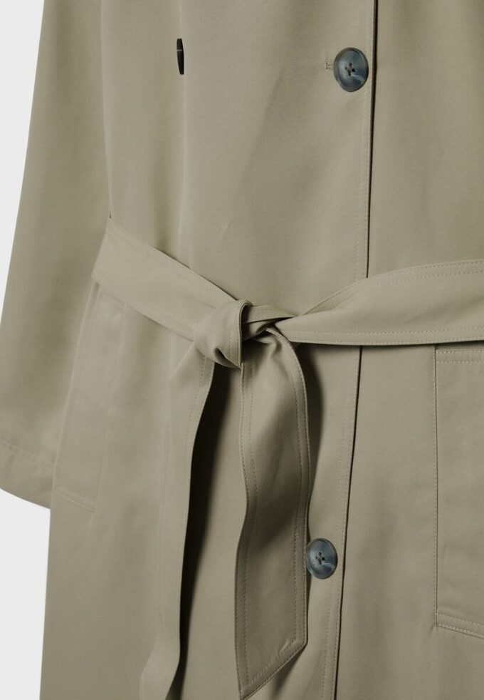 Lang, flytende trenchcoat