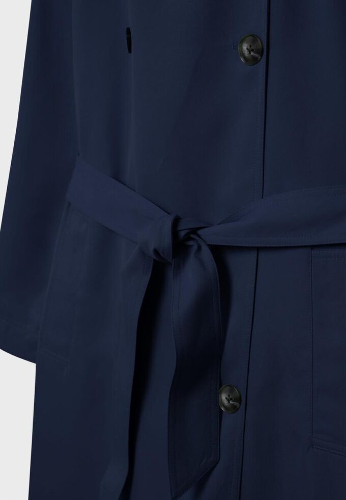 Lang, flytende trenchcoat