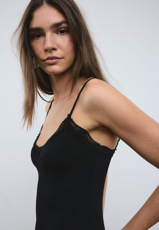 Lang kjole i strikket blonder