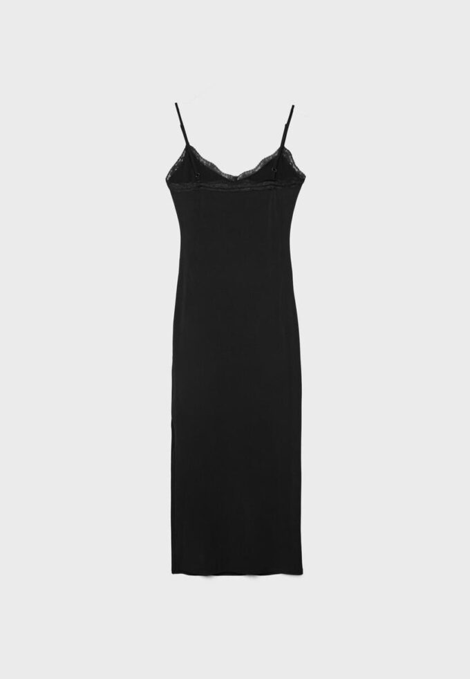 Lang kjole i strikket blonder