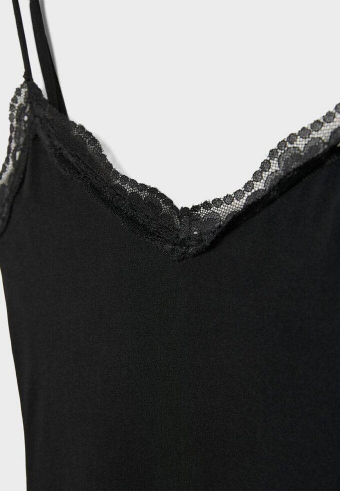 Lang kjole i strikket blonder