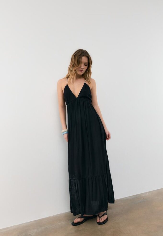 Lang kreppkjole med perlebesatte stropper