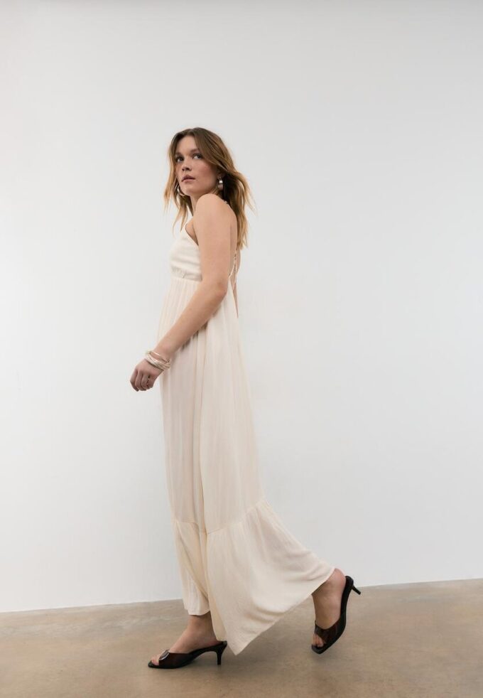 Lang kreppkjole med perlebesatte stropper