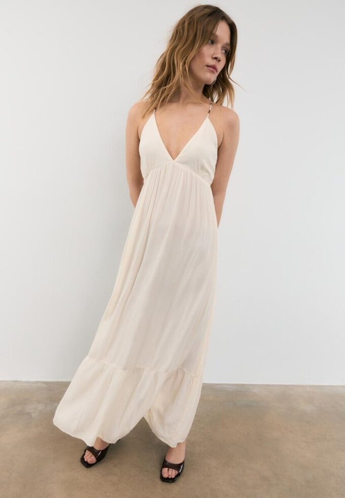 Lang kreppkjole med perlebesatte stropper