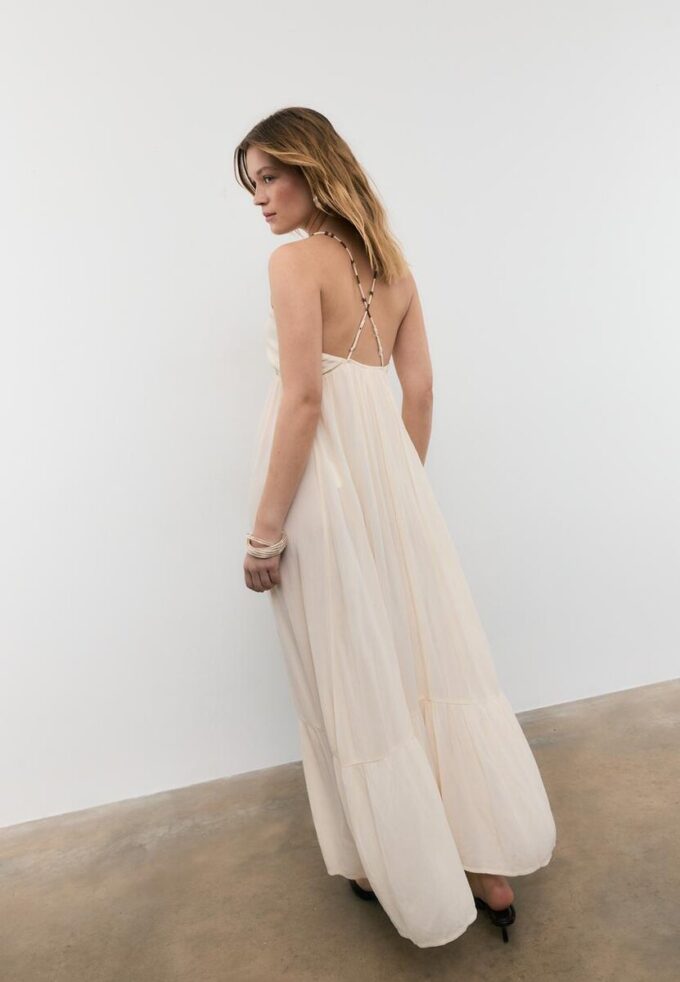 Lang kreppkjole med perlebesatte stropper