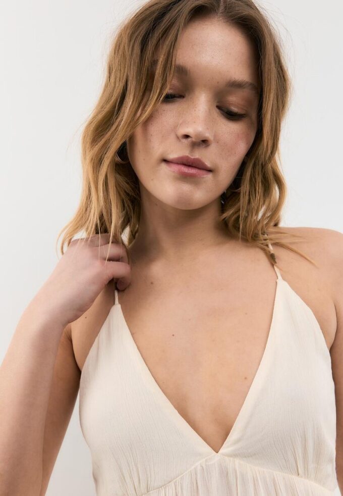 Lang kreppkjole med perlebesatte stropper