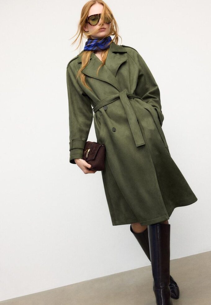 Lang trenchcoat i imitert semsket skinn