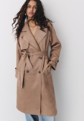 Lang trenchcoat i imitert semsket skinn