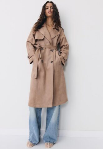 Lang trenchcoat i imitert semsket skinn