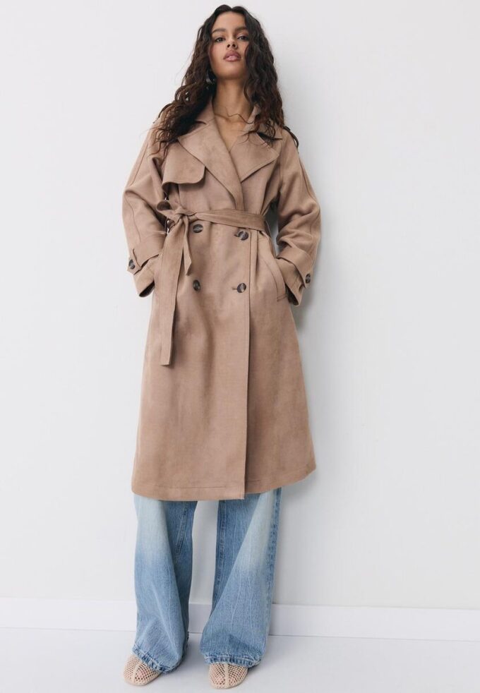 Lang trenchcoat i imitert semsket skinn