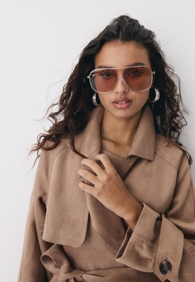 Lang trenchcoat i imitert semsket skinn