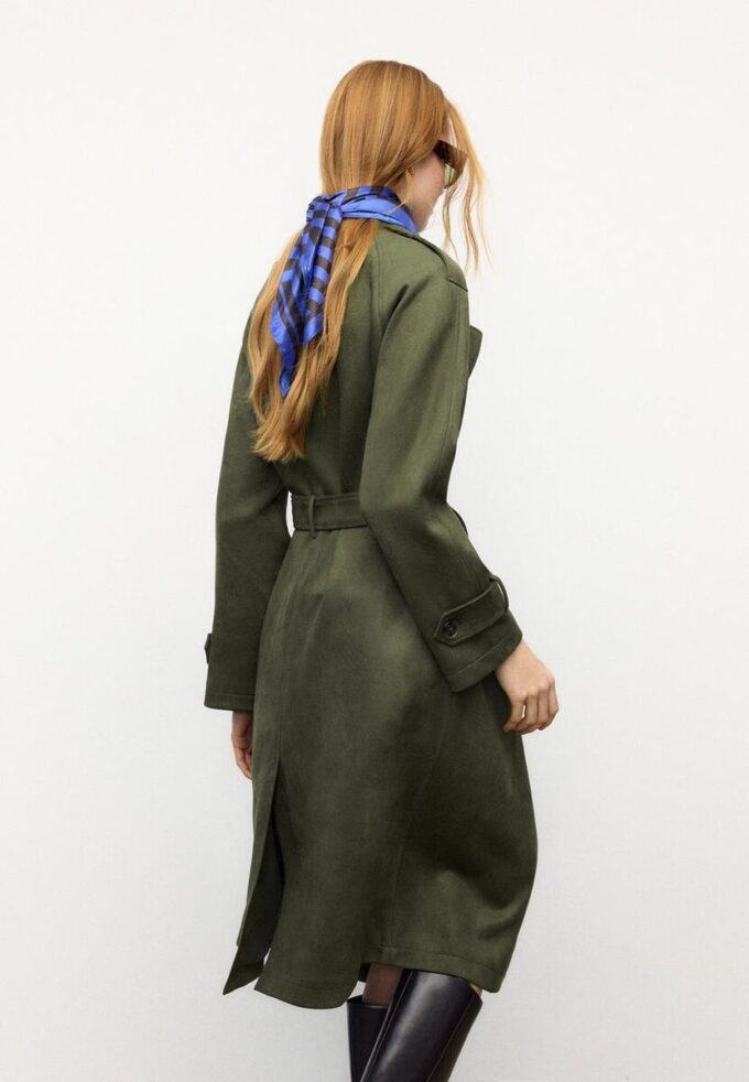 Lang trenchcoat i imitert semsket skinn