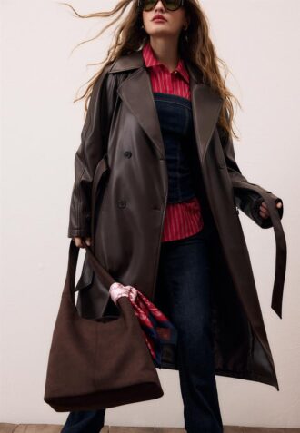 Lang trenchcoat i imitert skinn