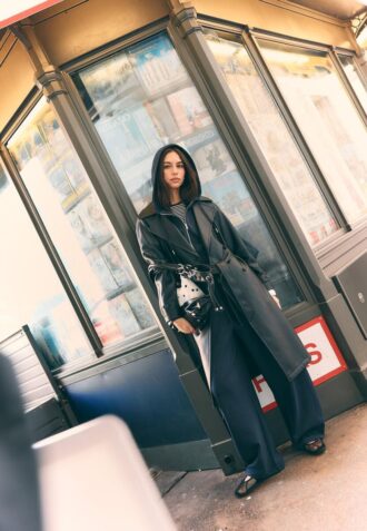 Lang trenchcoat i imitert skinn