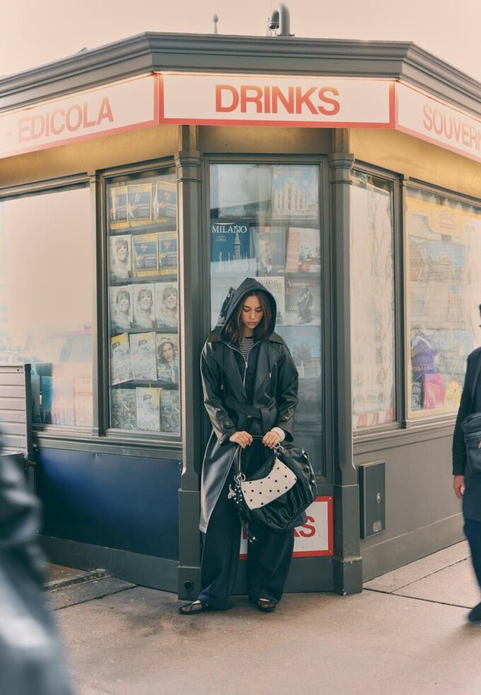 Lang trenchcoat i imitert skinn