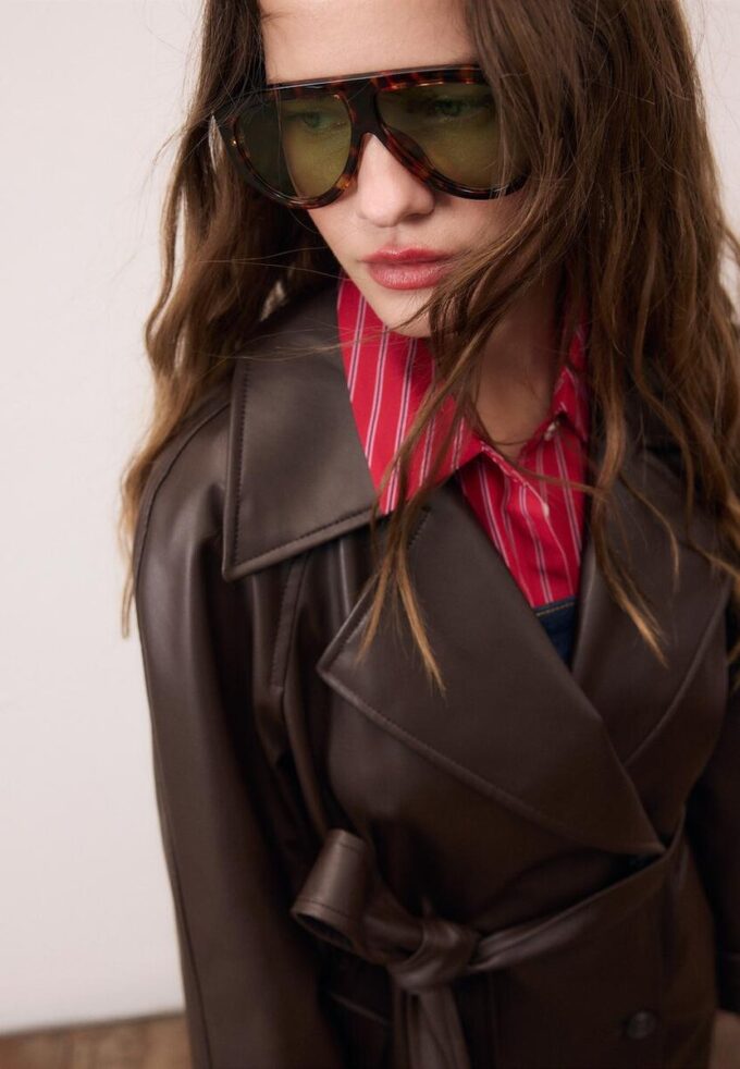 Lang trenchcoat i imitert skinn