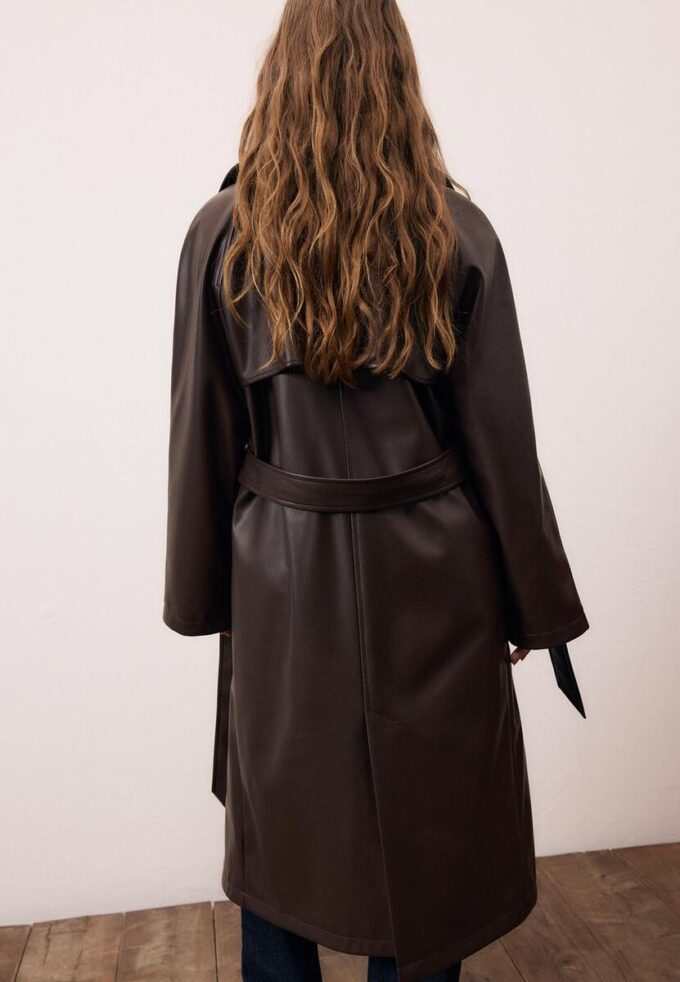 Lang trenchcoat i imitert skinn