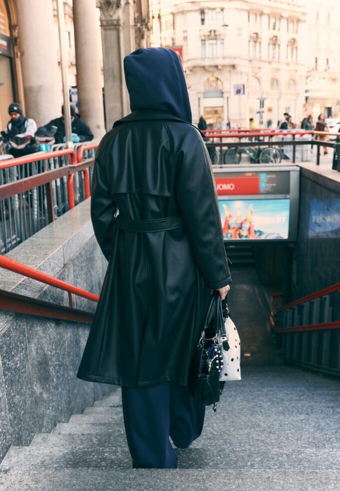 Lang trenchcoat i imitert skinn