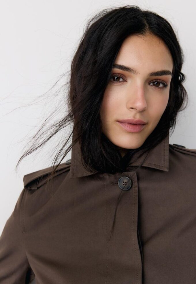 Lang trenchcoat med enkel knappestolpe