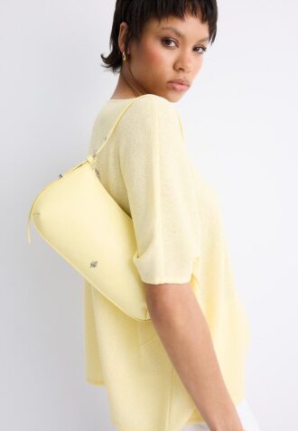 Langskåret skulderveske med ørepynt