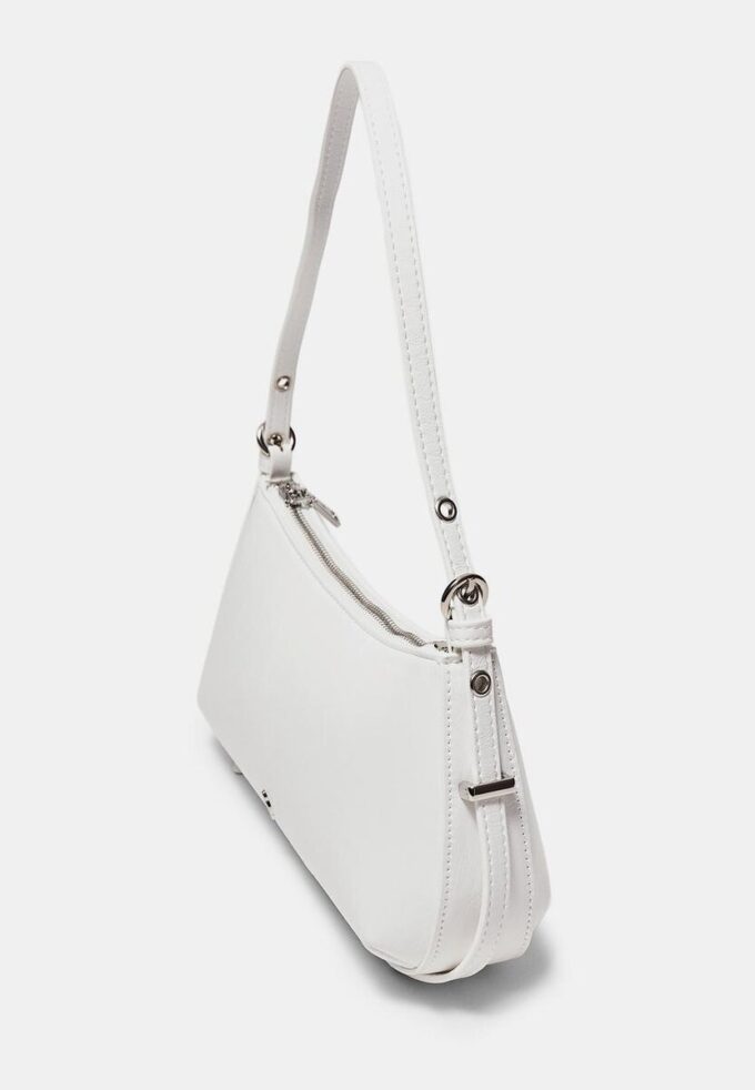 Langskåret skulderveske med ørepynt