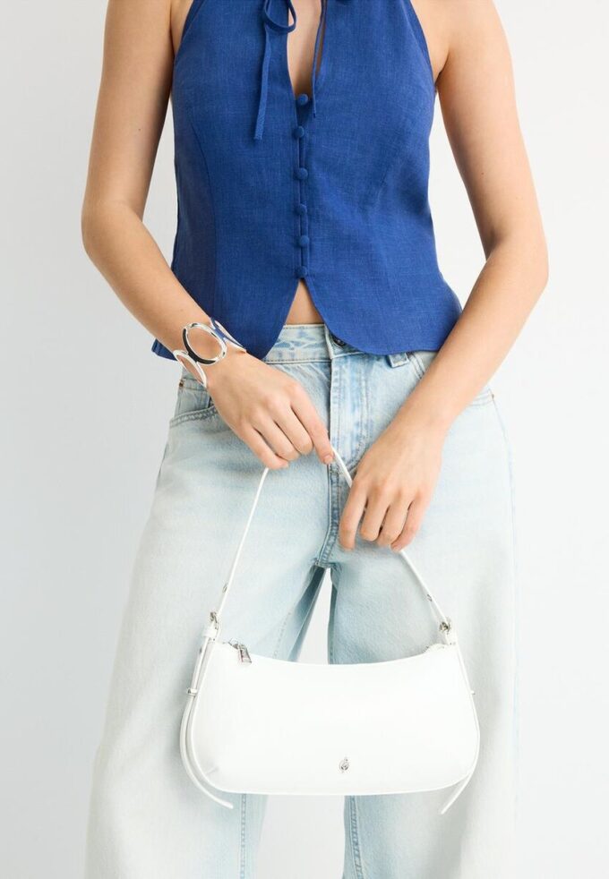 Langskåret skulderveske med ørepynt