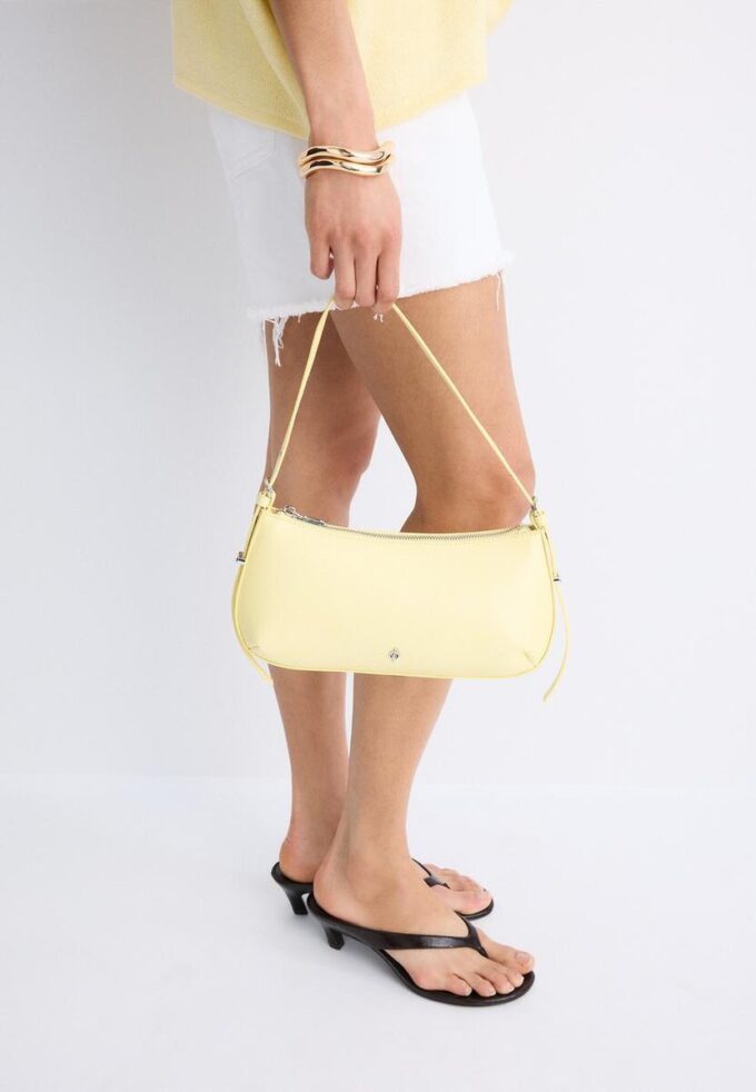 Langskåret skulderveske med ørepynt