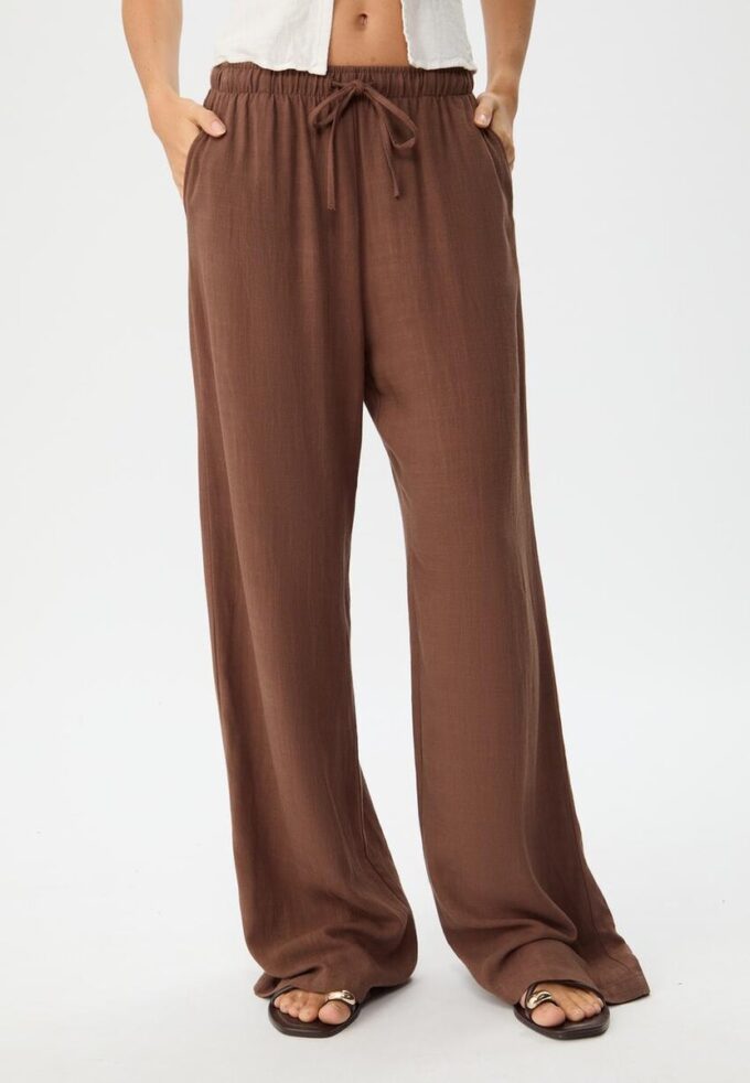 Løse bukser med lin-effekt