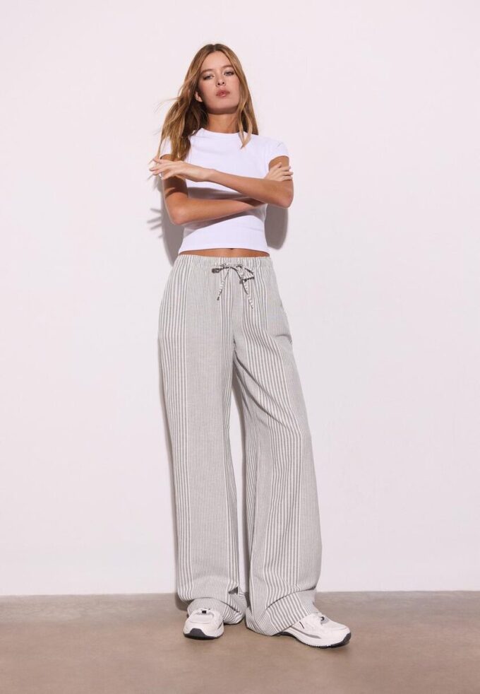 Løst sittende bukser i stripet linblanding