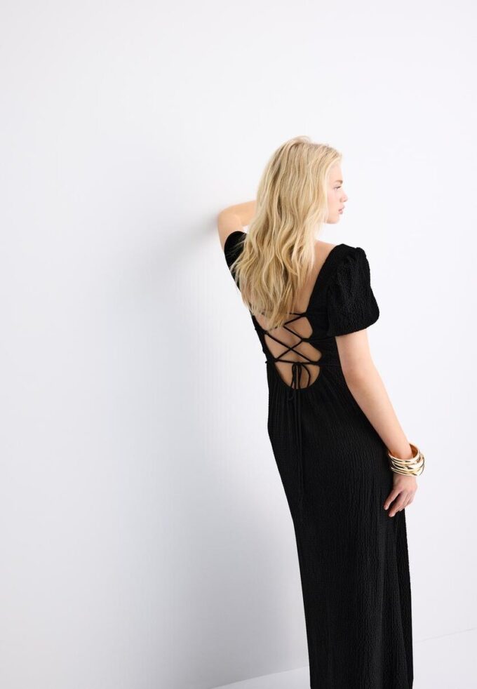 Løstsittende maxikjole med kryssrygg