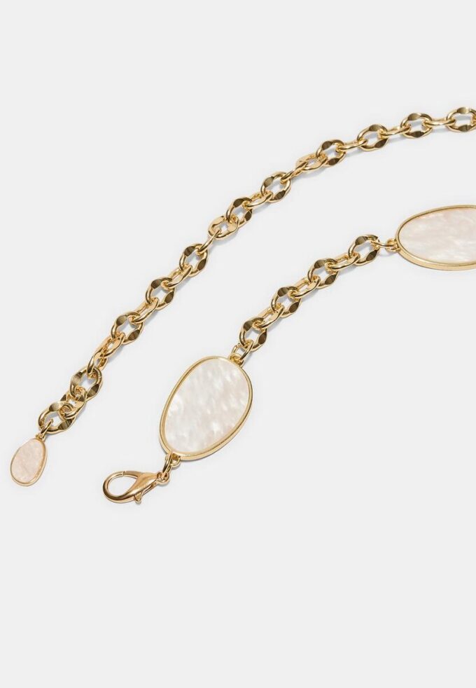 Metallbelter med fargede steiner og kjede